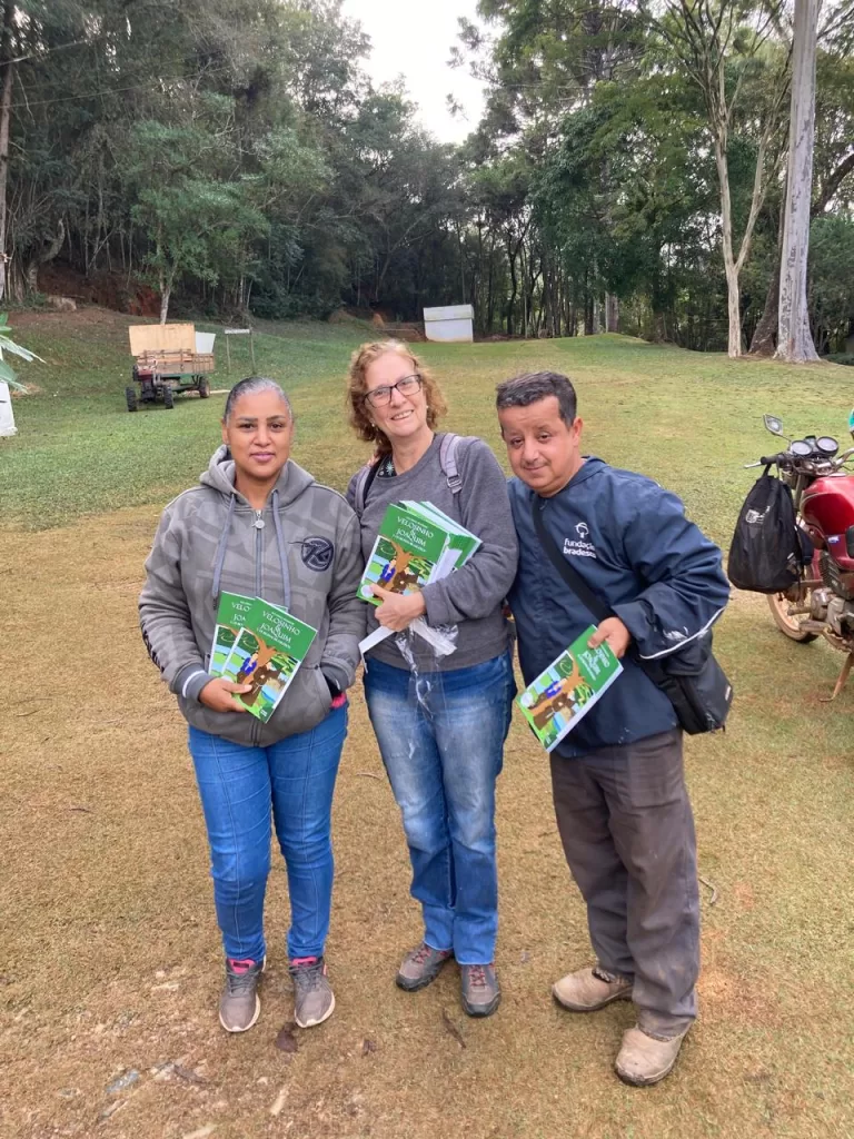 Distribuição da Velosinho 8 na Flona de Ritápolis e escolas