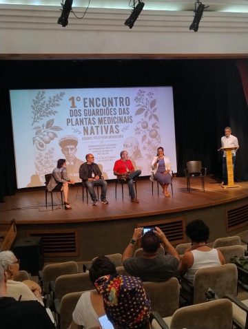 Encontro dos Guardiões das plantas medicinais nativas: reconhecimento das plantas medicinais pelo centro histórico de Tiradentes e sessão de abertura do evento
